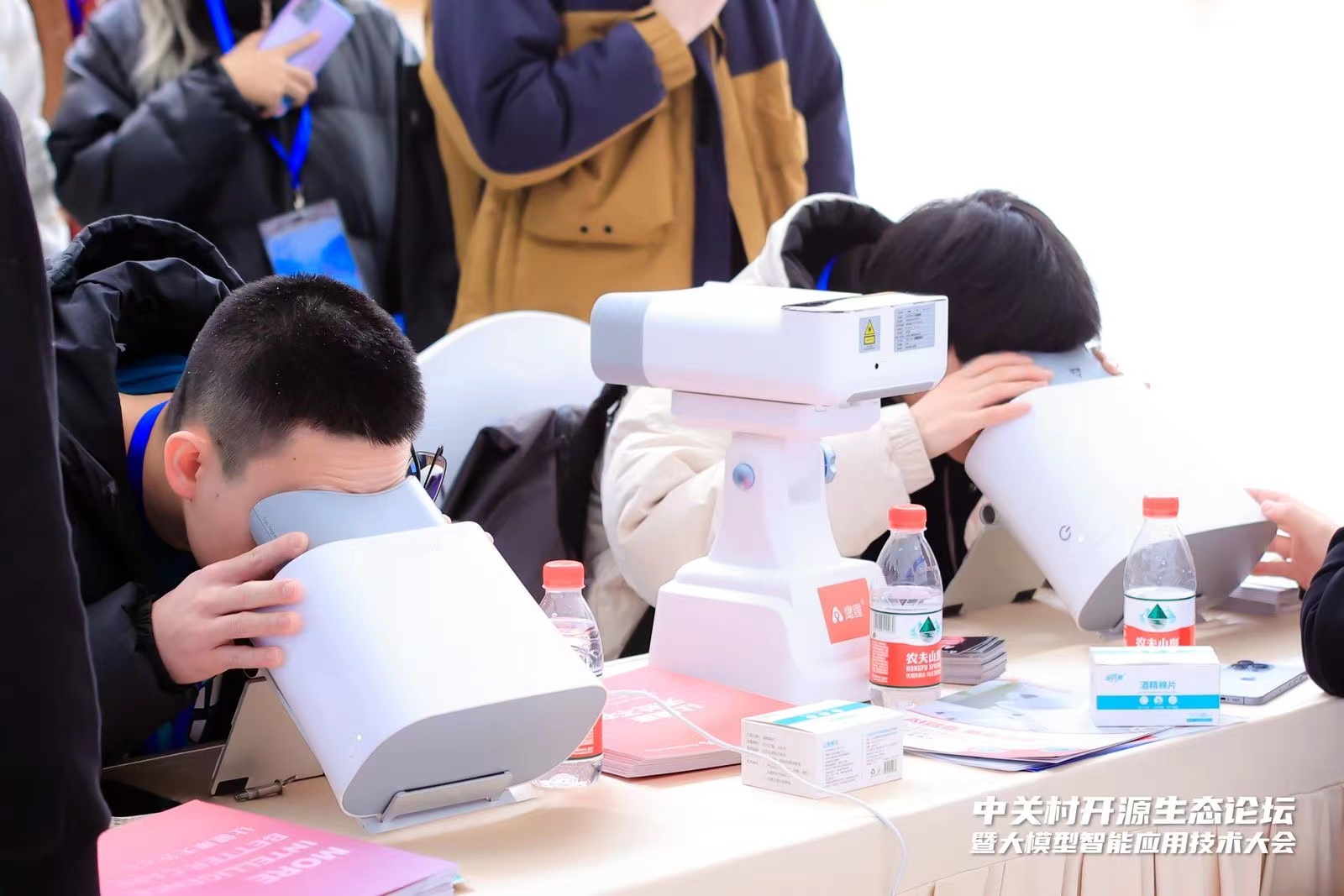 一分钟AI眼底健康筛查成果亮相中关村大模型论坛- 媒体报道- 未来 ...